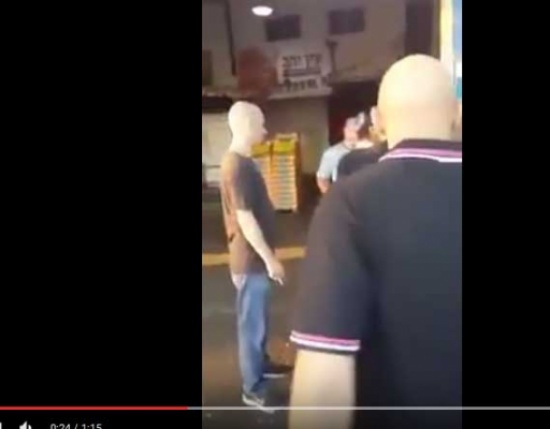 فلسطيني يضرب اسرائيلي شتمه