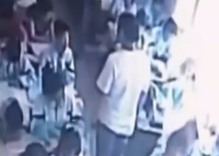 معلمٌ يجر طفلة ويضربها في الحائط