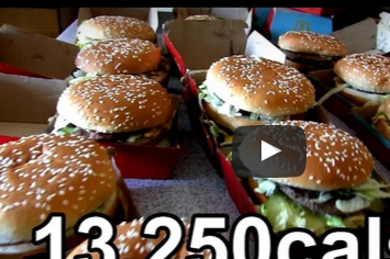 شاهد.. رجل يأكل 25 وجبة كبيرة ليحقق رقما قياسيا