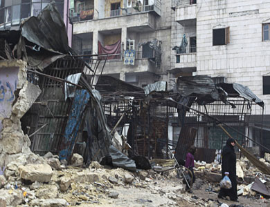 مقتل عشرة أشخاص بينهم طفلان في قذيفة مصدرها قوات النظام على حي بحلب