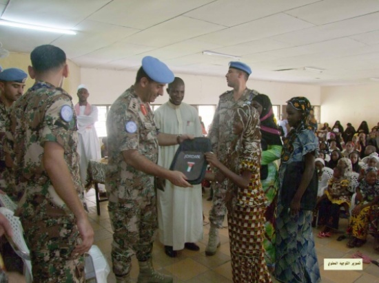 كتيبة حفظ السلام الاردنية في ساحل العاج تشارك احد مراكز التعليم تخريج طلبته