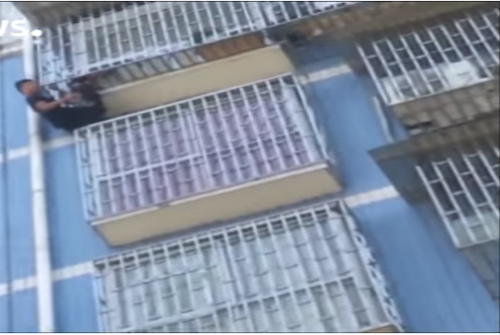 بالفيديو : "سبيدرمان" يظهر في الصين وينقذ طفلا من الطابق الخامس