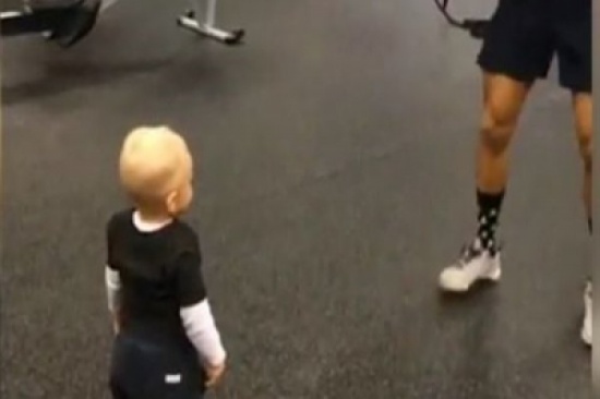 شاهد.. طفل يقلد والده في صالة الجيم