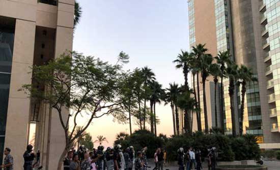 محتجون يقتحمون منزل النائب طارق المرعبي في بيروت .. بالفيديو محتجون يقتحمون منزل النائب طارق المرعبي في بيروت .. بالفيديو