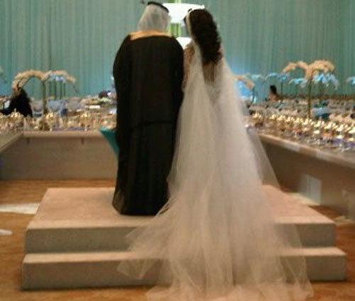 شاهد.. عروس تطلق النار في زفافها