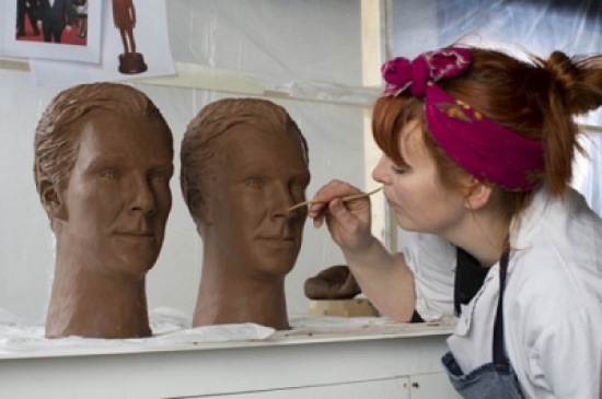 فنانة شابة تصنع ممثلها المفضل من الشوكولاته