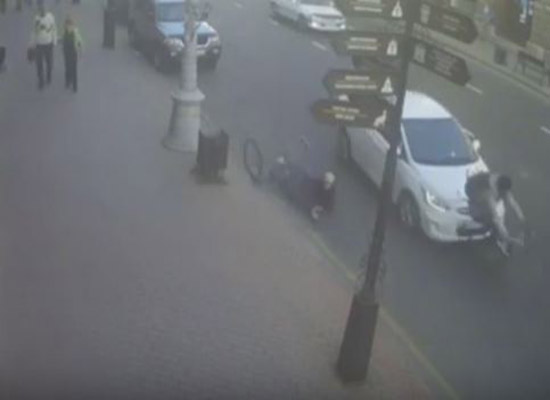 بالفيديو: امرأة تصدم دراجين بسيارتها بعدما تحرشا بها