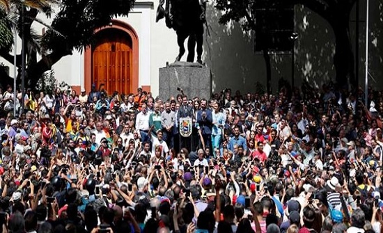 أمريكا تقول إنها ستستخدم قوتها الاقتصادية لدعم رئيس فنزويلا الذي اعترفت به