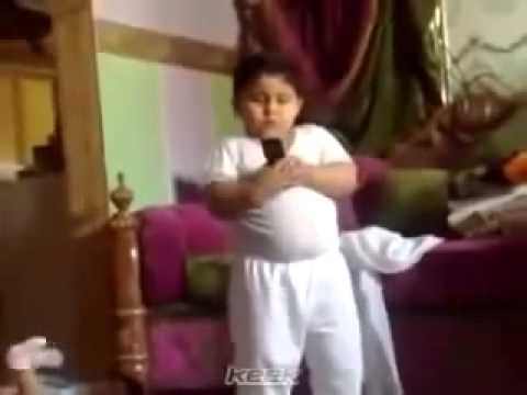 طفل يرقص رقصة البطريق