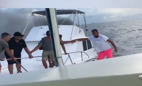 بالفيديو: إنقاذ ركاب قارب يحترق وسط المياه