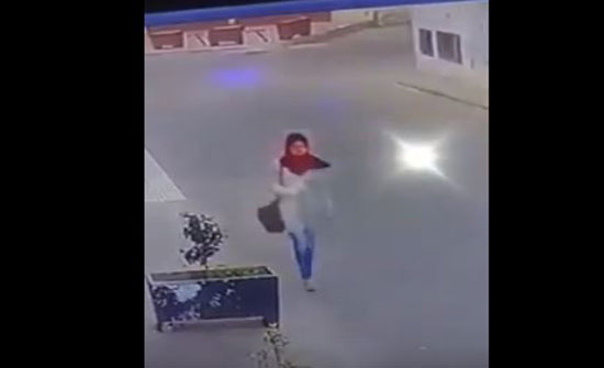 لحظة الإعتداء على فتاة بطريقة وحشية وسرقة حقيبتها (فيديو) لحظة الإعتداء على فتاة بطريقة وحشية وسرقة حقيبتها (فيديو)