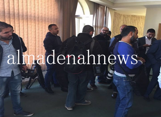 بالصور : هكذا أغلق الصحفيون والمصورون كاميراتهم بعد منعهم من حرية الحركة قبل عدول المجلس عن القرار