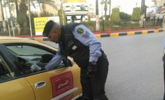 رجال السير يوزعون الماء والتمر على السائقين