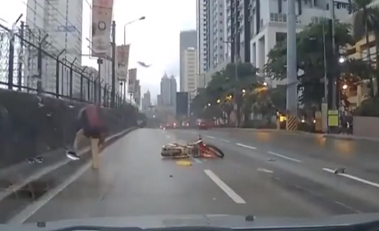 بالفيديو: نجاة سائق دراجة نارية بأعجوبة من حادث