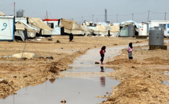 مياه الأمطار تداهم منازل السوريين في الزعتري ... والدفاع المدني يتدخل