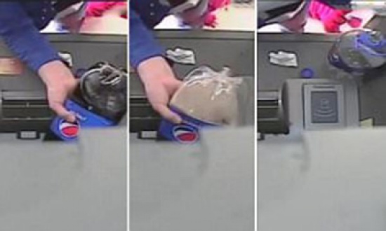 شاهد: تصرف ساذج من هذه الفتاة يدفع الشرطة للقبض عليها