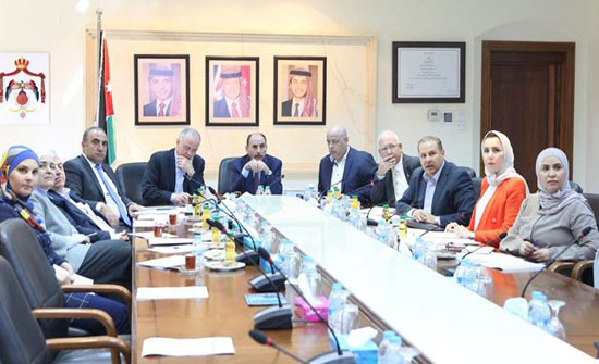وزير الاشغال يترأس اجتماعا للجنة إلزامية تشغيل العمالة المحلية وزير الاشغال يترأس اجتماعا للجنة إلزامية تشغيل العمالة المحلية