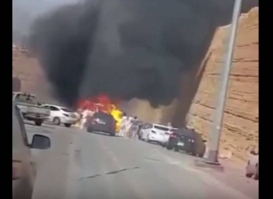 فيديو| لحظة انفجار مركبة بعد تجمهر الناس من حولها !