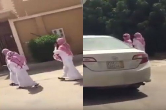 شاهد: فتيات بالثوب والشماغ يتجولن في أحد شوارع بالرياض
