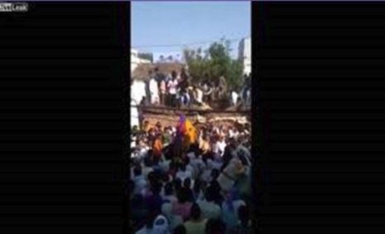 سقف ينهار بقرويين اعتلوا سطحه لمشاهدة عرض راقص (فيديو) سقف ينهار بقرويين اعتلوا سطحه لمشاهدة عرض راقص (فيديو)