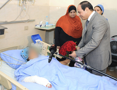 السيسي يزور ضحية التحرش بميدان التحرير ويعتذر لها السيسي يزور ضحية التحرش بميدان التحرير ويعتذر لها