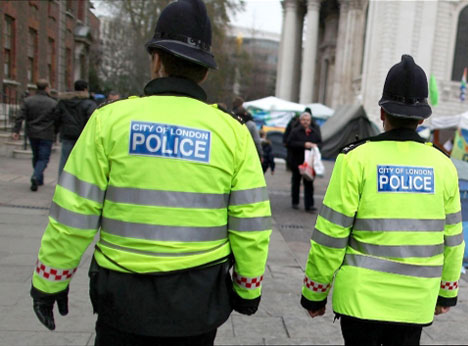 سيارة تدهس مسلمين كانوا يحتفلون بالعيد في نيوكاسل شمال بريطانيا