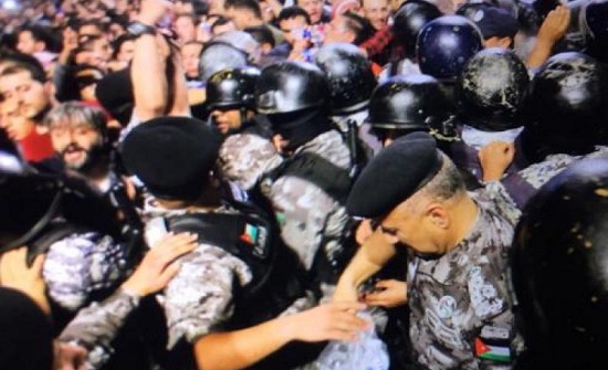 مدير الدرك يوعز بتوزيع المياه على المواطنين بالدوار الرابع مدير الدرك يوعز بتوزيع المياه على المواطنين بالدوار الرابع