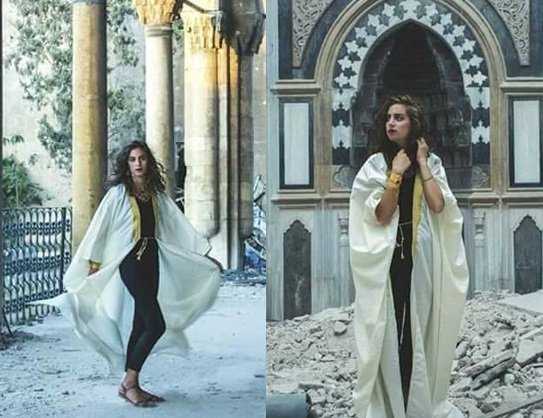 [شاهد] بعدما دمرّه “الأسد” .. عارضة أزياء تستعرض نفسها على أنقاض مسجد أثري في حلب!