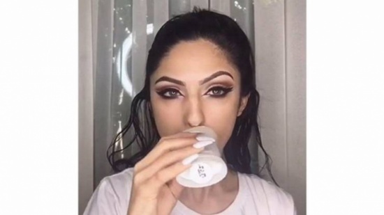 فيديو| وضعت خبيرة التجميل هذه مسحوق مزيل العرق على وجهها ..ما النتيجة؟! فيديو| وضعت خبيرة التجميل هذه مسحوق مزيل العرق على وجهها ..ما النتيجة؟!