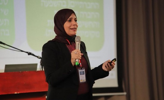 سارة أبو كف.. شابة فلسطينية من قرية في النقب بلا ماء ولا كهرباء تحصل على درجة الأستاذية سارة أبو كف.. شابة فلسطينية من قرية في النقب بلا ماء ولا كهرباء تحصل على درجة الأستاذية