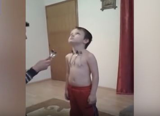 بالفيديو: طفل يعمل "كمغناطيس" بشري ويشعل مواقع التواصل