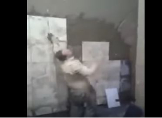 بالفيديو.. مبلط سيراميك يشعل مواقع التواصل بوصلة رقص أثناء عمله