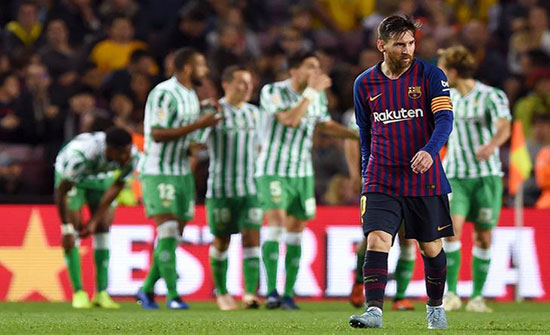 بالفيديو.. ريال بيتيس يفاجئ برشلونة بحفل أهداف في أمسية عودة ميسي لليجا بالفيديو.. ريال بيتيس يفاجئ برشلونة بحفل أهداف في أمسية عودة ميسي لليجا