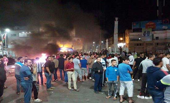 بالفيديو والصور : شبان يغلقون مدخل الرمثا بالاطارات المشتعلة والحجارة (تفاصيل)