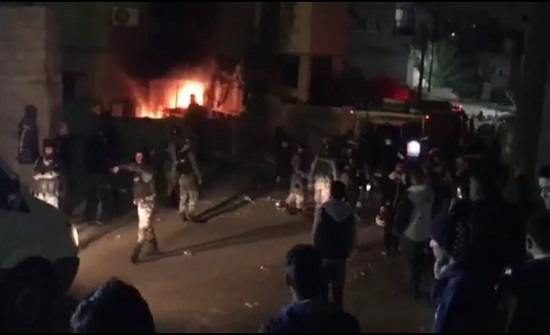 غاضبون يحرقون المنزل الذي عثر بداخله على المرحومة نيبال غاضبون يحرقون المنزل الذي عثر بداخله على المرحومة نيبال