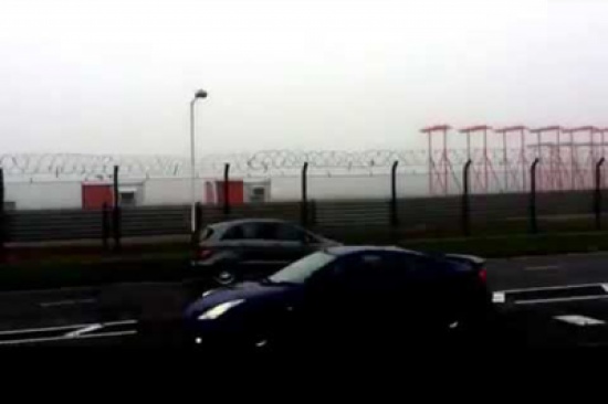 شاهد: لحظة هبوط الطائرات وسط الضباب الكثيف