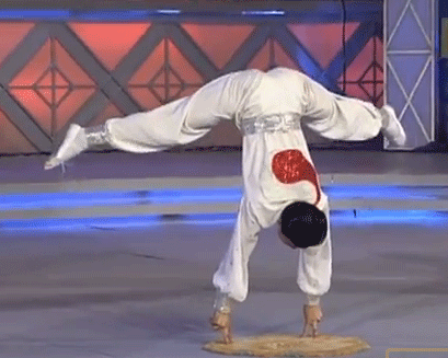 شاب يقف على أصبعيه