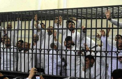 محكمة مصرية تبرئ 49 من أعضاء ومؤيدي “الإخوان” من تهمة قلب نظام الحكم