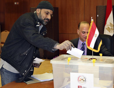 الجيش المصري يدفع بـ160 ألف من عناصره لتأمين الاستفتاء على الدستور الجيش المصري يدفع بـ160 ألف من عناصره لتأمين الاستفتاء على الدستور