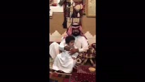 بالفيديو.. شاهد ماذا فعل سعودي في ابنه الذي يحمل اسم «تميم» بالفيديو.. شاهد ماذا فعل سعودي في ابنه الذي يحمل اسم «تميم»