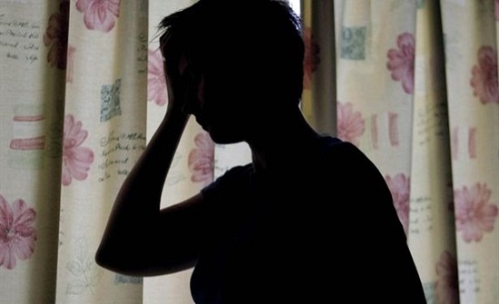 حبس أب سحل ابنته بعد ضبطها مع عشيقها " صورة "