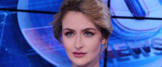 فيديو| حسناء تونسية قدَّمت نشرة الطقس بزي طفلة في المدرسة ..