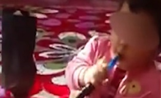 مشهد صادم لطفلة تدخن الشيشة (فيديو) مشهد صادم لطفلة تدخن الشيشة (فيديو)