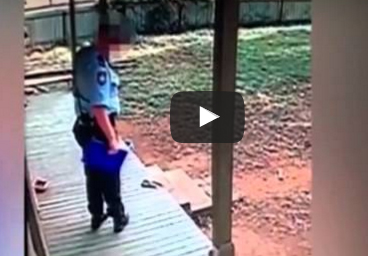 بالفيديو.. معاقبة ضابط شرطة استخدم رذاذ الفلفل ضد الكلاب