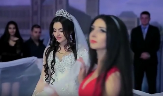 فيديو| رقصة عروس مع صديقاتها تبهر الجميع!