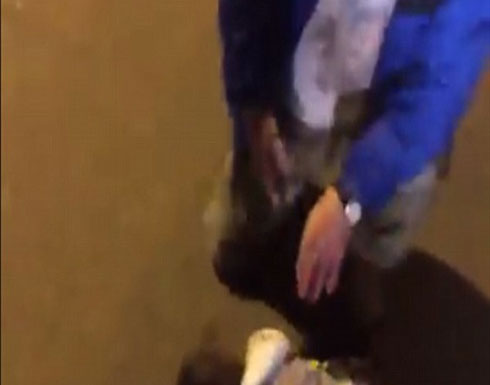 شاهد .. سيدة مهملة تترك رضيعها يزحف وسط سيارات شاهد .. سيدة مهملة تترك رضيعها يزحف وسط سيارات