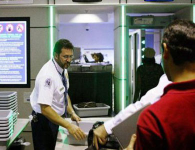 أمريكا تحذر مطاراتها بشأن مواد متفجرة يمكن وضعها بأنابيب معجون الاسنان