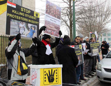 مصريون يحتجون على الاستفتاء على مشروع الدستور أمام السفارة المصرية بواشنطن