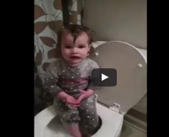 شاهد.. طفلة تأخذ "دش" منعش في المرحاض