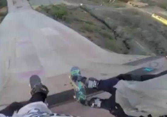 شاهد.. متزلجان يؤديان حركة مدهشة في الهواء